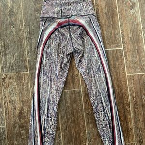 Like new Lululemon Wunder Unders SIZE 4